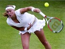 BUM! eská tenistka Petra Kvitová podává ve 3. kole Wimbledonu.