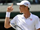 CHCI JESTÁBA. eský tenista Tomá Berdych si na pomoc ve 3. kole Wimbledonu