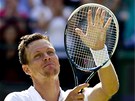 DÍKY! eský tenista Tomá Berdych zdraví diváky po postupu do 4. kola