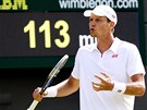 CO TO BYLO? eský tenista Tomá Berdych si vyítá chybu ve 3. kole Wimbledonu.