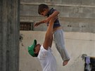 Mahmúd si hraje se svým mladím bratrem Gházím.