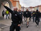 Policisté se snaí zabránit tomu, aby se dav demonstrant na sídlit Máj, kde