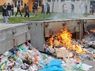 Vzduchem létaly i zápalné lahve, demonstranti zapálili nkolik kontejner.