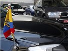 Diplomatická auta ekvádorské amabasády ped letitm eremetvo (23. ervna).