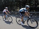 ZA SEBOU. Cyklisté na trati úvodní etapy letoní Tour. V dresu stáje Omega...