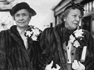 Helen Kellerová (vlevo) se svou druhou asistentkou Polly Thompsonovou krátce...
