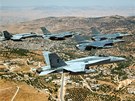 Jordánské stíhaky F-16 vedou formaci, kterou tvoí jet  letoun F-16 americké...