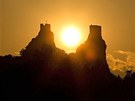 Zícenina hradu Trosky pi východu slunce (20. ervna 2013)
