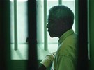 NÁVRAT DO CELY. Nelson Mandela při návštěvě vězeňské cely v neblaze proslulé...