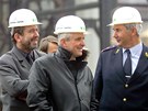 Ministr prmyslu a obchodu Jií Rusnok (uprosted) navtívil budoucí výrobnu
