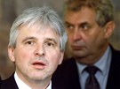 Jií Rusnok a Milo Zeman pi jednání vlády (28. ervna 2001)