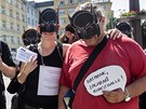 lenové sdruení Kunsthalle v maskách netopýího mue mlky protestovali proti