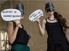 lenové sdruení Kunsthalle v maskách netopýího mue mlky protestovali proti...