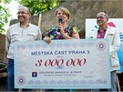 Dar ve výi tí milion korun od Prahy 3, které editeli zoo Miroslavu Bobkovi...