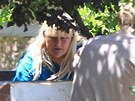 Debbie Roweová mluví s policií krátce poté, co z domu odvezli její dceru Paris...