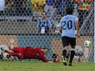 MÍ LETÍ MIMO. Brazilský branká Julio Cesar proti penalt zasáhl úspn.