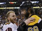 NEBU SMUTNÝ. Patrick Kane z Chicaga konejí Jaromíra Jágra z Bostonu. 