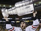 JE MJ. Michael Frolík z Chicaga s trofejí pro vítze Stanley Cupu