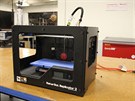 Jsou tu samozejm i ji klasické 3D tiskárny. Na fotce je MakerBot Replicator...