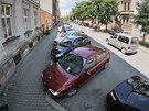 �idi�i v Plach�ho ulici v Plzni parkuj� �ikmo k chodn�ku m�sto pod�ln�....