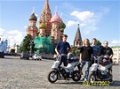 Ped chrámem Vasila Blaeného na Rudém námstí v Moskv byly minimotorky z