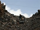 Jan Holík stoupá po kamení na Elbrus.