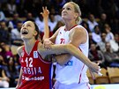 eská basketbalistka Petra Kulichová (vpravo) s Srbka Ines Ajanoviová sledují,