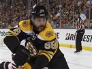 Jaromír Jágr z Bostonu ve tvrtém finále Stanley Cupu vymýlí, jak se z rohu