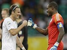 Diego Forlán (vlevo) z Uruguaye se zdraví s nigerijským gólmanem Vincentem
