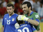 Italové slaví vítězný gól proti Japonsku. Brankář Gianluigi Buffon blahopřeje
