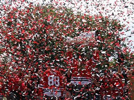 Hokejisté Chicaga na chvíli zmizeli mezi konfetami. Stanley Cup má nad hlavou...