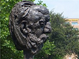Msto bronzovho odlitku Smetanovy busty nyn v sadech stoj plastov replika.