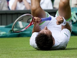 ASTNÝ PÁD. Ukrajinský tenista Sergej Stachovskij slaví výhru nad Federerem ve...