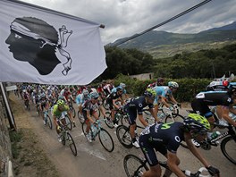 POD KORSICKOU VLAJKOU. Na Korsiku zavítala Tour de France poprvé v historii.