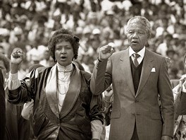 KONTROVERZNÍ WINNIE. Mandela se svou druhou manelkou Winnie bhem shromádní...