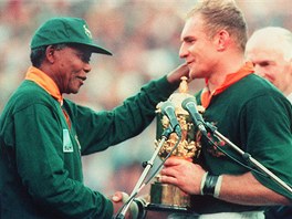JAK DLEITÉ MَE BÝT RUGBY. Nelson Mandela pedává pohár pro vítze ragbyového...