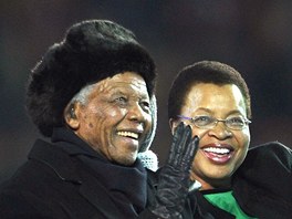 JEDNO Z POSLEDNCH VEEJNCH VYSTOUPEN. Nelson Mandela se svou tet manelkou...