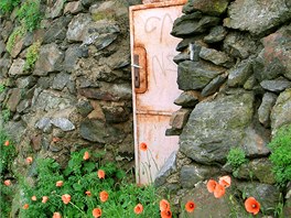 Trochu tajemn psobí orezlé dvee ve staré zdi na snímku Martiny Slezákové.
