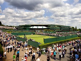 Slavný Wimbledon kadoron navtíví tisíce divák. (25. ervna 2013)