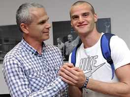 Luk� Pauschek (vpravo), nov� posila Sparty ze Slovanu Bratislava, se zdrav� s