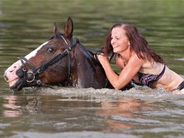 Zatímco kon se mohou ve vedrech cákat ve vod a plavat, ostatní hospodáská...