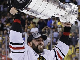 S TROFEJ. Michal Rozsval z Chicaga svr pohr pro vtze Stanley Cupu. 