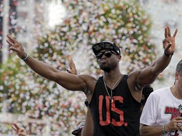 Dwyane Wade kyne palírm fanouk pi jízd v oteveném autobusu pes Biscayne