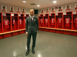 Trenér Pep Guardiola pózuje v atn Bayernu Mnichov, kde te bude éfovat.