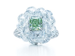 Pro milovníky mén nápadné barevnosti vytvoili u Tiffanyho diamantový prsten...