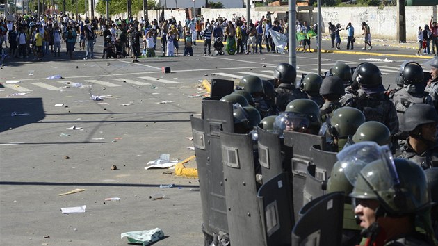 Tkooodnci zasahuj proti demonstrantm v Brazlii (20.6. 2013)