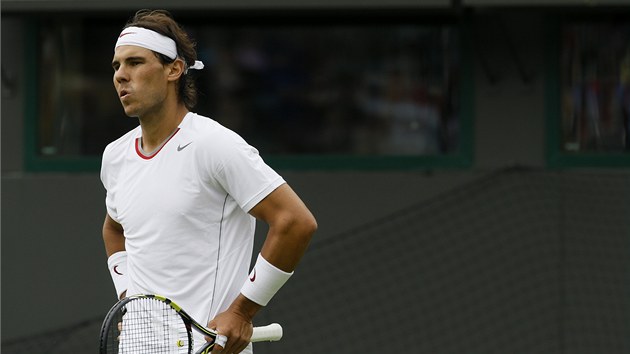 HOK KONEC. Rafael Nadal na grandslamovm turnaji poprv nepeel pes 1. kolo. Ve Wimbledonu ho vyadil Steve Darcis.