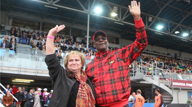 Vra slavsk a Bob Beamon zdrav divky na mtinku Zlat tretra.