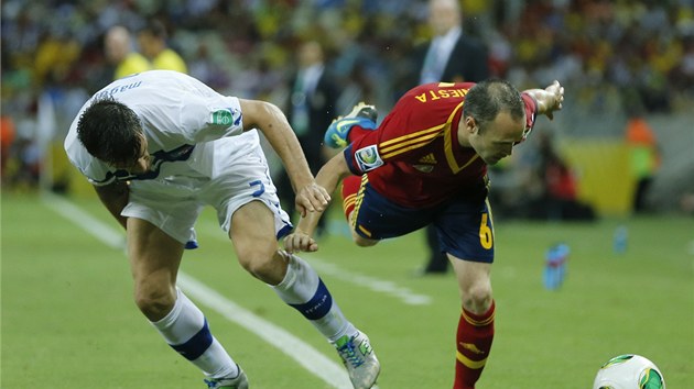 Christian Maggio (vlevo) a Andres Iniesta. 