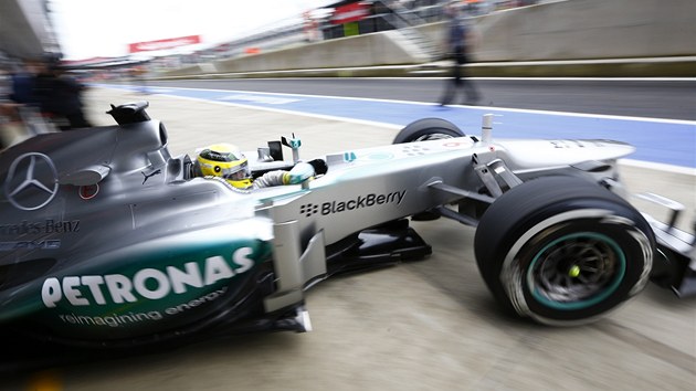 Nico Rosberg ze stje Mercedes pi druhm trninku na Velkou cenu Britnie.